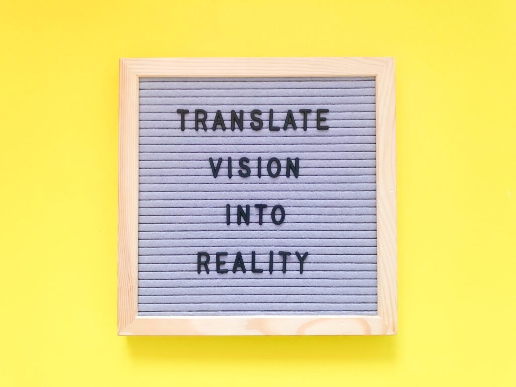 Cartel que ilustra la frase "Traduce tu vision/idea en una realidad"