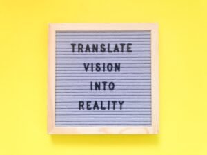 Cartel que ilustra la frase "Traduce tu vision/idea en una realidad"