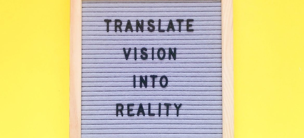 Cartel que ilustra la frase "Traduce tu vision/idea en una realidad"