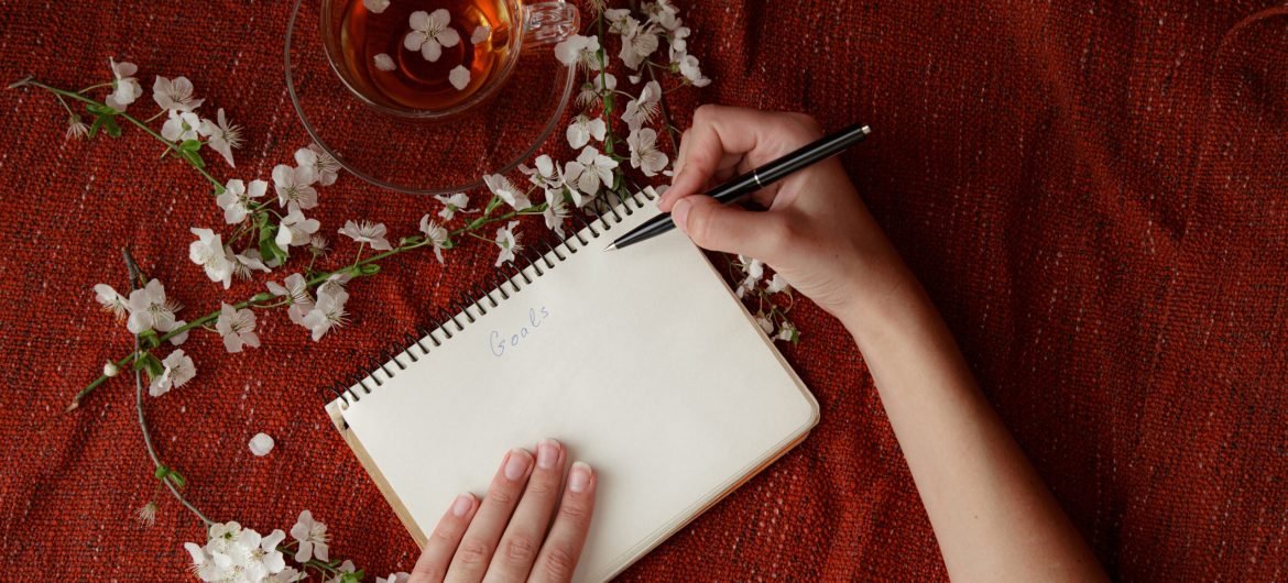 Persona escribiendo en una libreta