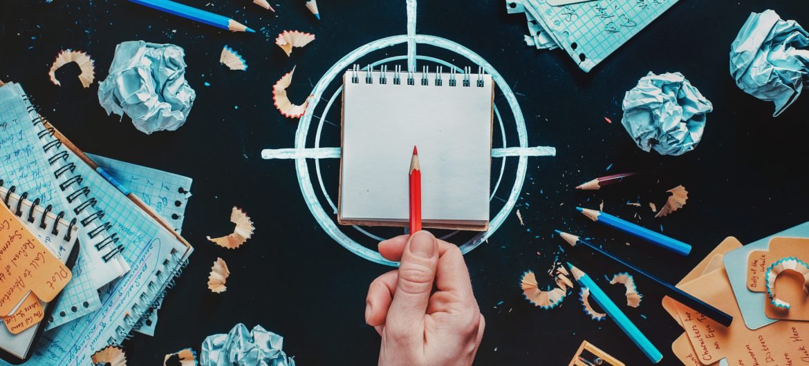 Escritor organizando sus ideas y plasmando su alma en el papel